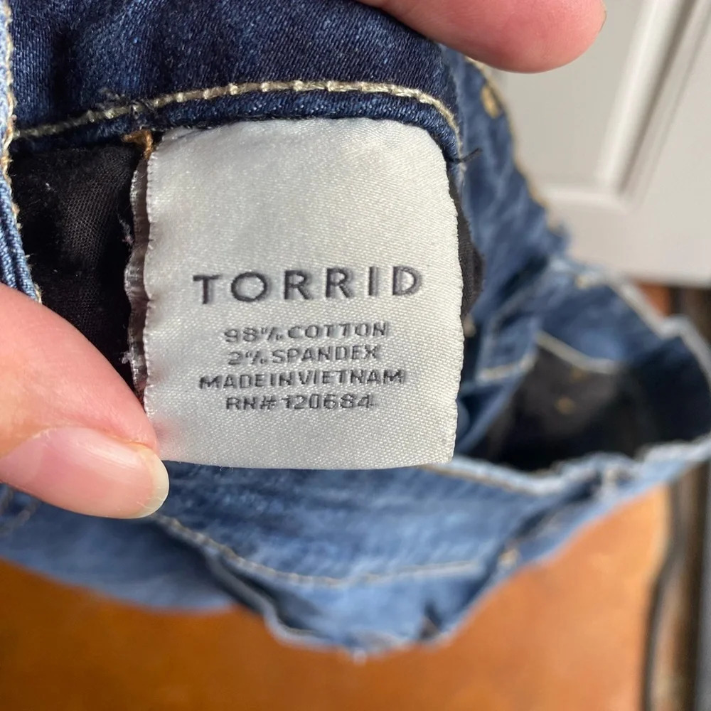 Torrid 98% Cotton Jean Shorts Medium Wash Button Fly 3” Inseam Size 18 EUC - Picture 8 of 9